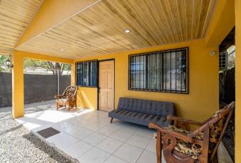 Casa en Venta Cerca de Tamarindo con Piscina Privada y Estudio Independiente