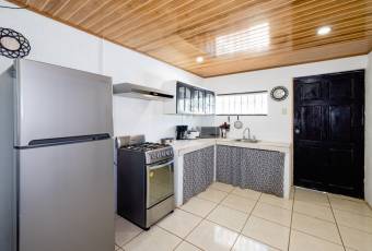 Casa en Venta Cerca de Tamarindo con Piscina Privada y Estudio Independiente