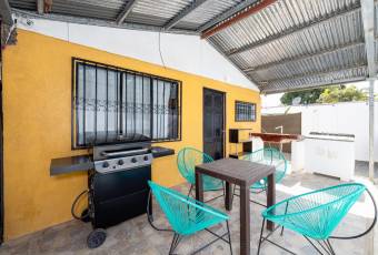 Casa en Venta Cerca de Tamarindo con Piscina Privada y Estudio Independiente