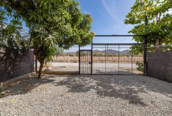 Casa en Venta Cerca de Tamarindo con Piscina Privada y Estudio Independiente