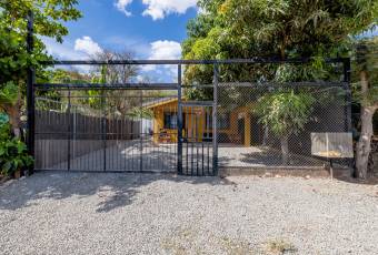 Casa en Venta Cerca de Tamarindo con Piscina Privada y Estudio Independiente