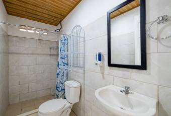 Casa en Venta Cerca de Tamarindo con Piscina Privada y Estudio Independiente