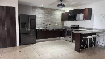 Casa Moderna de 3 Niveles en Alquiler en San Rafael, Escazú  4 Habitaciones  Excelentes Amenidades