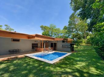 Propiedad en Venta con Dos Casas Independientes y Piscina Privada