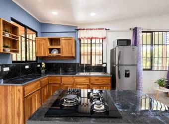 Propiedad en Venta con Dos Casas Independientes y Piscina Privada