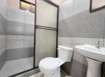 Propiedad en Venta con Dos Casas Independientes y Piscina Privada