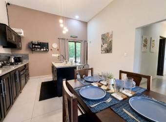 Propiedad en Venta con Dos Casas Independientes y Piscina Privada