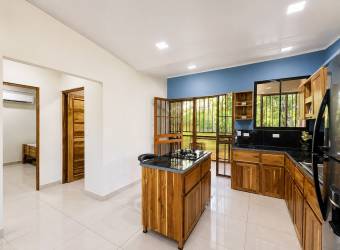 Propiedad en Venta con Dos Casas Independientes y Piscina Privada
