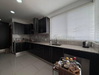 Se vende casa en Piedades Santa Ana 27-959