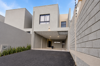 ¡Estrená casa en Heredia! 3 habitaciones, patio y cochera doble