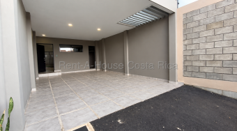 ¡Estrená casa en Heredia! 3 habitaciones, patio y cochera doble