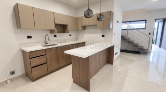 ¡Estrená casa en Heredia! 3 habitaciones, patio y cochera doble