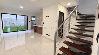 ¡Estrená casa en Heredia! 3 habitaciones, patio y cochera doble