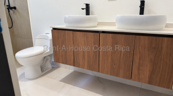 ¡Estrená casa en Heredia! 3 habitaciones, patio y cochera doble