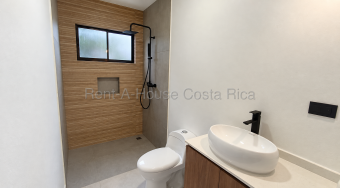 ¡Estrená casa en Heredia! 3 habitaciones, patio y cochera doble