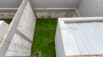 ¡Estrená casa en Heredia! 3 habitaciones, patio y cochera doble