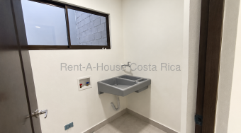 ¡Estrená casa en Heredia! 3 habitaciones, patio y cochera doble