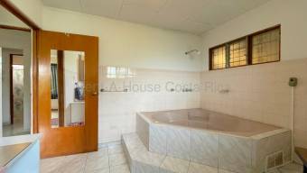 Venta de Lote Esquinero  Casa de una Planta en San Rafael de Escazú-Vista Alegre. RAH 27-849