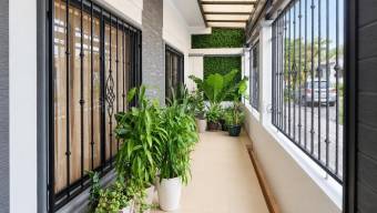 Casa remodelada en Rohrmoser amplitud y estilo en Santa Catalina