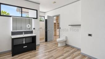 Casa remodelada en Rohrmoser amplitud y estilo en Santa Catalina