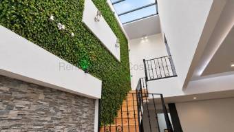 Casa remodelada en Rohrmoser amplitud y estilo en Santa Catalina
