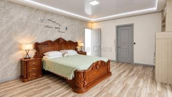 Casa remodelada en Rohrmoser amplitud y estilo en Santa Catalina