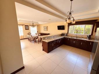 Se alquila casa en San Isidro Heredia 27-1056