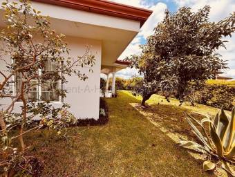 Se alquila casa en San Isidro Heredia 27-1056