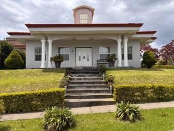 Se alquila casa en San Isidro Heredia 27-1056