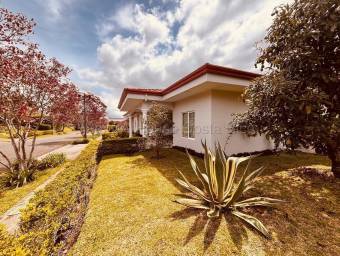 Se alquila casa en San Isidro Heredia 27-1056