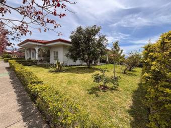 Se alquila casa en San Isidro Heredia 27-1056