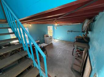 A spacious home with additional income potential! Located in Villa Bonita, in the canton and provinc