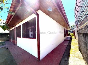 A spacious home with additional income potential! Located in Villa Bonita, in the canton and provinc