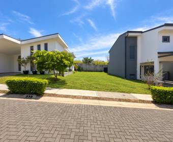 Lote plano de 174 m2 a la venta en condominio Acacia en Alajuela