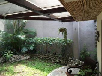 Hermosa Casa en Guachipelín de Escazú, con hermoso jardín periférico, en sus 220 mts de construcción
