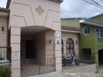 Linda casa dentro de un conjunto privado en Alajuelita CG 19-1586