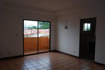 se renta casa espaciosa con patio, ideal para amentes de mascotas 19-1464