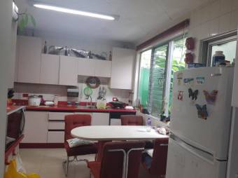 se vende Casa muy amplia en Bello Horizonte de Escazu, con jardin con dos jardines 19-244