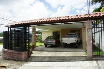 hermosa y amplia casa con mucha zona verde recientemente construiuda en brasil de Santa Ana 19-104