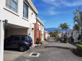 Venta de Casa en Guachipelín, Escazú. 20-745a