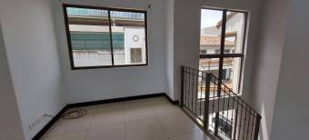 Venta de Casa en Ulloa en Heredia. 20-1831a