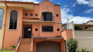 RAH OFC #21-130 casa en venta en Escazu 