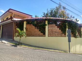 CG-20-705.  Exclusiva Casa en Guadalupe.  En Venta
