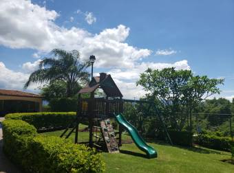 Venta de Casa en Escazú. 20-1037a