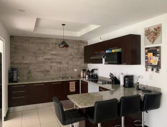 se alquila casa moderna con linea blanca y patio en guachieplelin Escazu 21-383