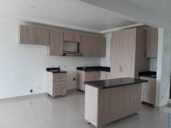 se alquila espacioso apartamento en Pozos de Santa Ana 21-451