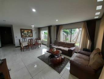 se vende preciosa casa en residencial vista de Monserrat  con patio grande  22-784