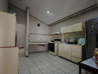 se vende espaciosa casa esquinera de una planta con 6 parqueos  22-347