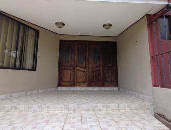 se vende espaciosa casa esquinera de una planta con 6 parqueos  22-347