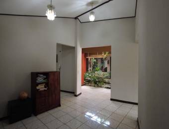 se vende espaciosa casa esquinera de una planta con 6 parqueos  22-347